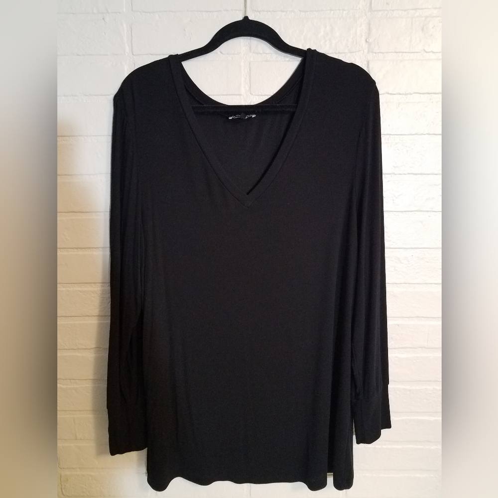 Universal Standard Foundation Long Sleeve, black V-Neck Tee size L